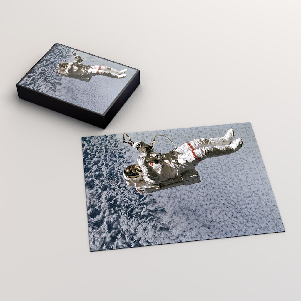 Space Walk Jigsaw Puzzle (1000 Piece)